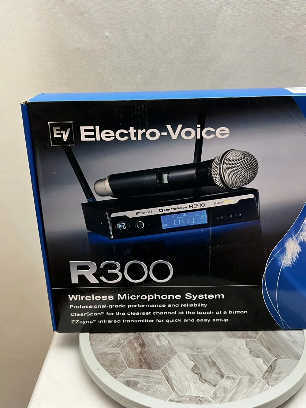 Electro-Voice R300 Wireless Microphone System Handheld Mic Receiver New Box